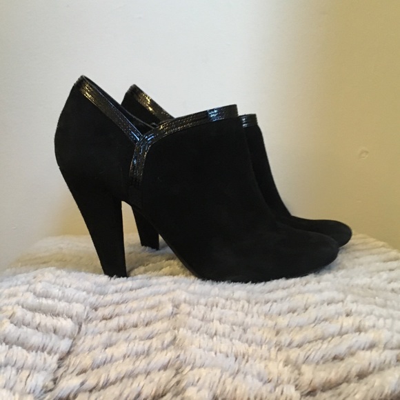 💕Nine West Black Suede Taglia Staked Heel Bootie - Picture 2 of 8